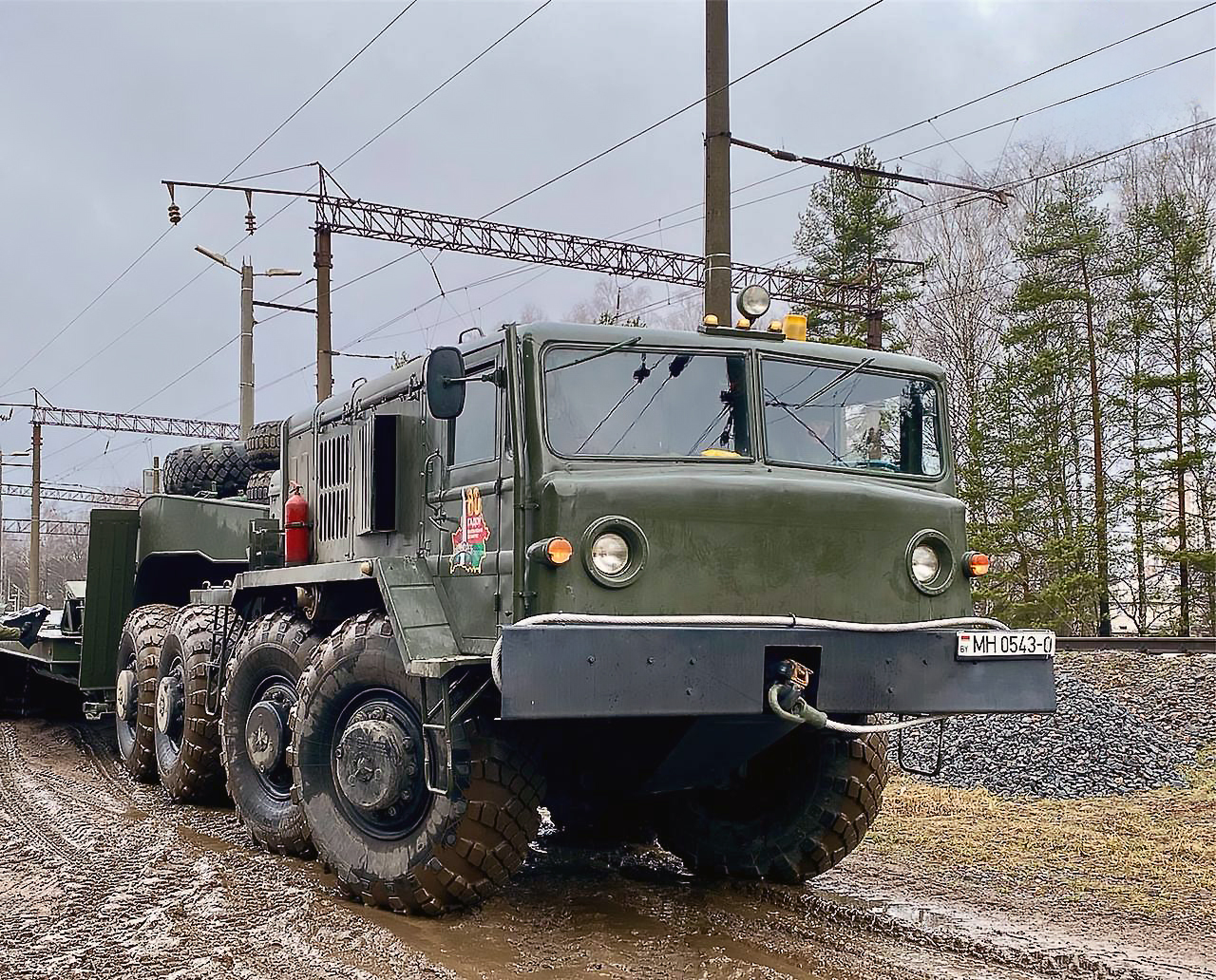 5 - Фотографии с места разгрузки воинского эшелона на станции Озерище с грузом танков Т-34, задействование которых планируется при проведении военного парада